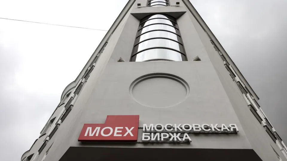 Индекс Мосбиржи обновил минимум с октября: инвесторы разочарованы итогами форума, а сочетание геополитики и макрофакторов усиливает давление на рынок.