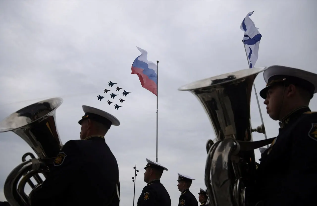 Во время военно-морского салона над Кронштадтом и другими частями Петербурга пролетали истребители. Организаторы ограничили доступ к причалам, на время выставки установили дополнительные средства ПВО. В программе — обсуждение противодействия беспилотникам и детские мероприятия.
