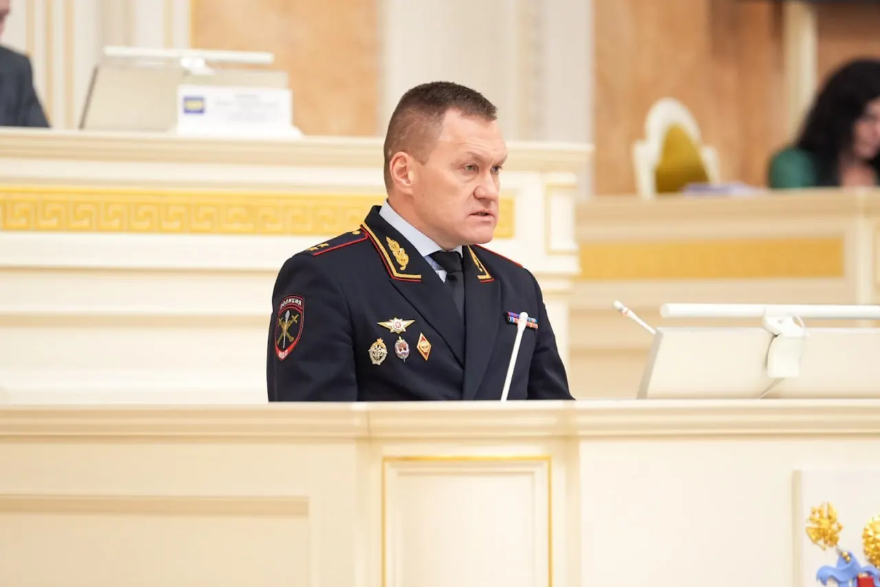 Евросоюз расширил список санкций: в обновлённый перечень включён руководитель петербургского главка МВД. Санкции предполагают запрет въезда в ЕС и заморозку активов; в документе Плугина называют ответственным за преследования граждан и уличных музыкантов.