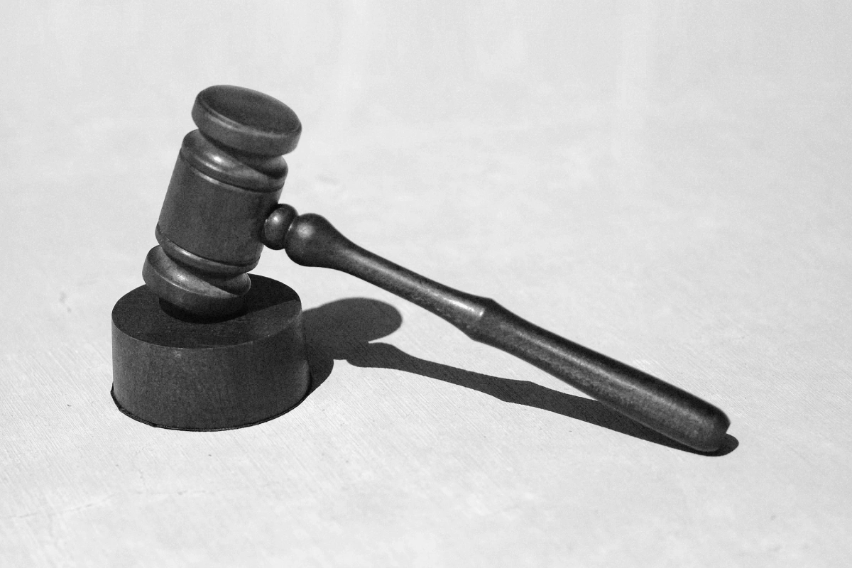Выборгский районный суд признал жителя Петербурга виновным в «дискредитации» армии из‑за высказываний в личной видеозвонке в WhatsApp; ему назначили штраф 30 тыс. рублей. Суд счёл, что разговор мог быть услышан третьими лицами, защита с этим не согласна.