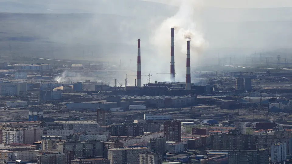 Минэкономразвития: в мае объёмы промышленного производства в России сократились на 0,7% в годовом выражении. Спад ускорился в добыче и нефтеобработке; большинство отраслей находится в рецессии, что усугубляет риски для бюджета и инфляции.