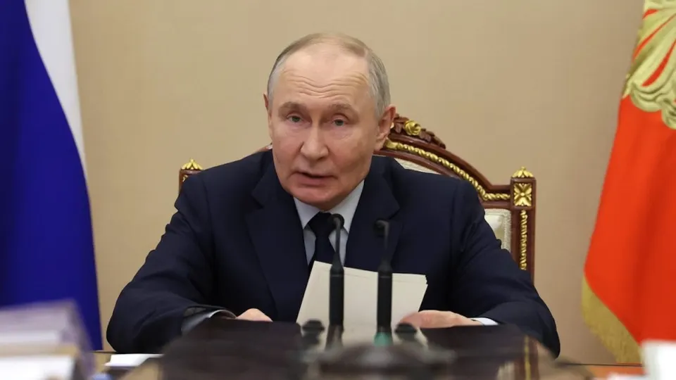 Президент заявил, что ситуация с инвестициями «под контролем», хотя в первом квартале наблюдался рекордный за многие годы обвал — сокращение на 14,3%. Компании снижают вложения из‑за высоких ставок, падения прибыли и внешних ограничений, а бюджетные возможности для стимулирования ограничены.