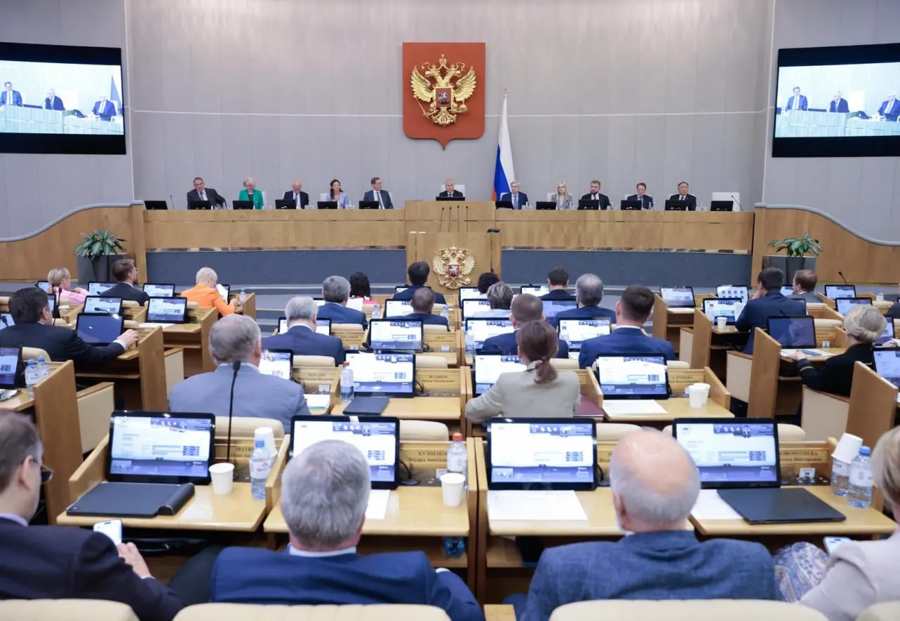 По данным исследования, Госдума соглашается с большинством правительственных и почти всеми президентскими инициативами, тогда как «проходимость» депутатских законопроектов значительно ниже; значительная часть инициатив остаётся нерешённой к завершению созыва.