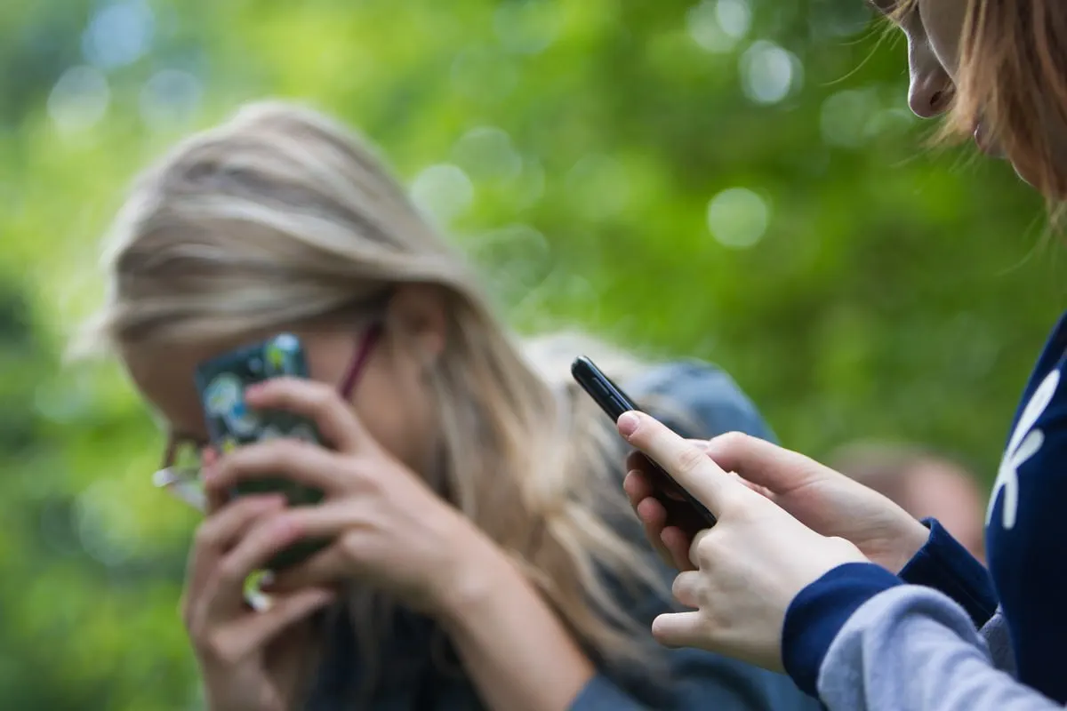 Закон вводит особый статус для SIM‑карт детей: он позволит ограничивать контент 18+, блокировать международные звонки и навязчивые рассылки. Операторы обязаны бесплатно подключать родительский контроль.