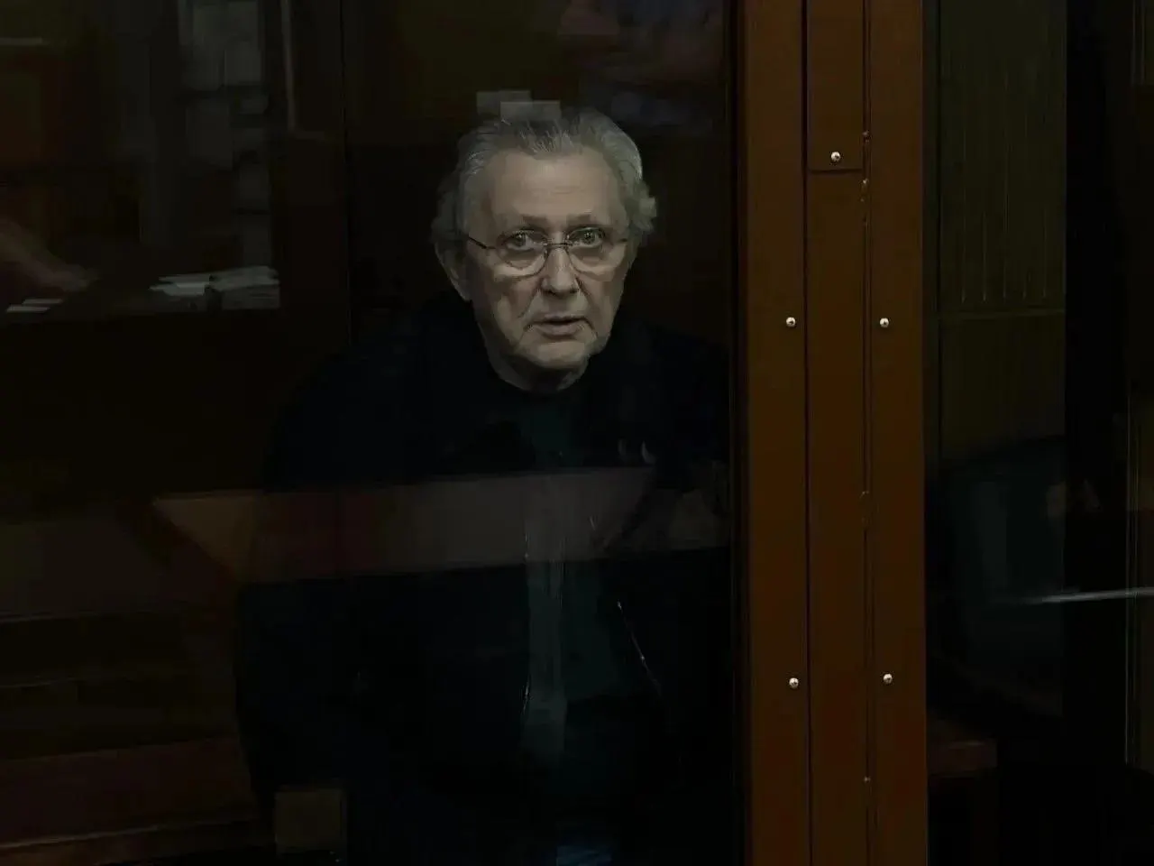 Мосгорсуд оставил под стражей петербургского миллиардера Илью Трабера; адвокат сообщил, что он вину не признаёт. Ранее Басманный суд арестовал его по обвинениям в организации заказного убийства и незаконном обороте оружия.