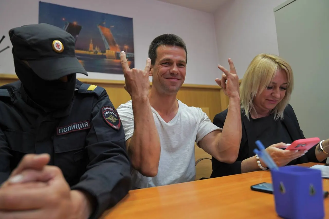 Градозащитника задержали и привезли в суд по протоколу о демонстрации экстремистской символики; ему грозит штраф или арест, а также возможное лишение права участвовать в выборах.