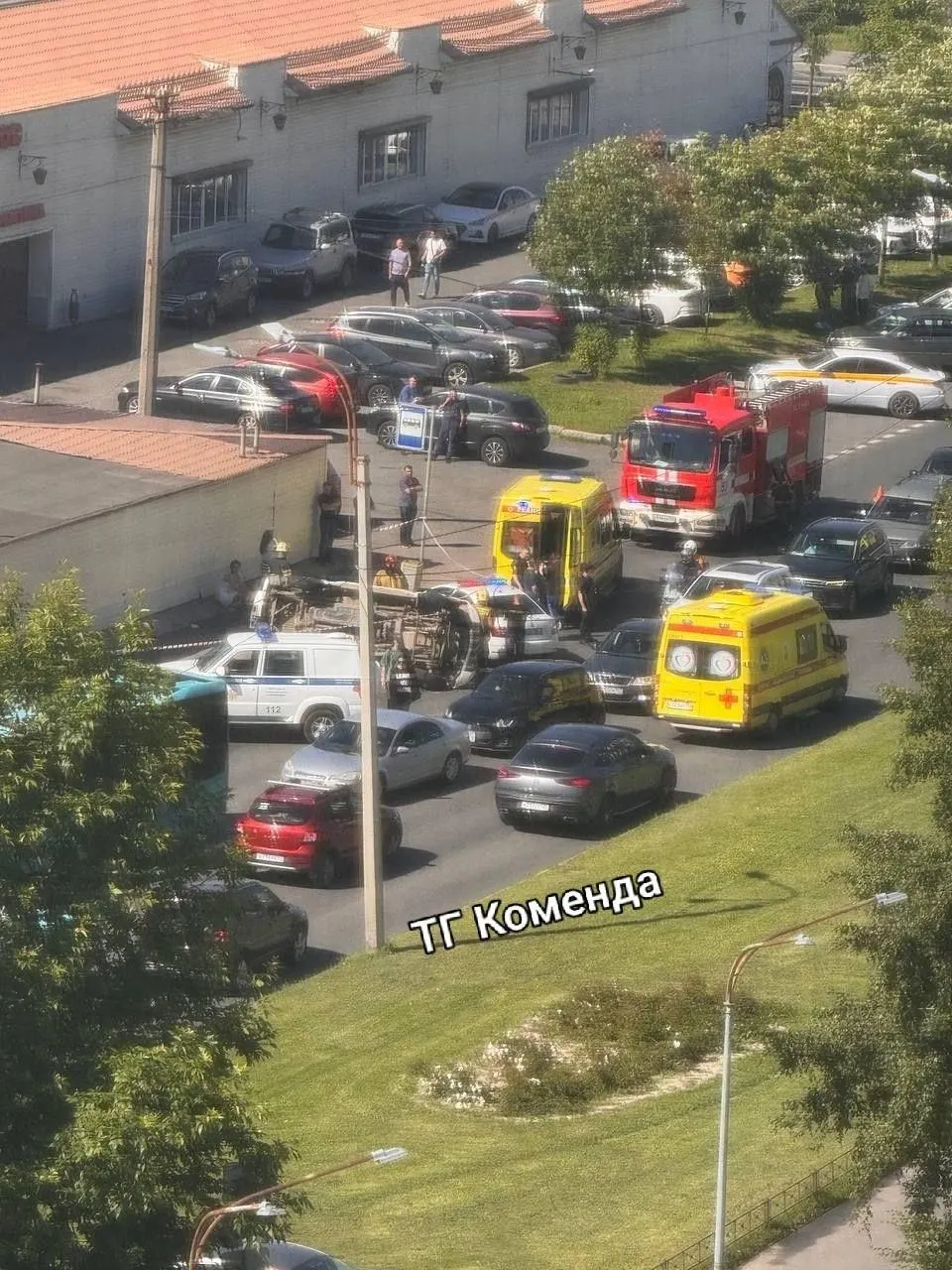 Автомобиль при развороте не уступил дорогу патрульному авто — двоих сотрудников полиции госпитализировали. По факту аварии проводится проверка.