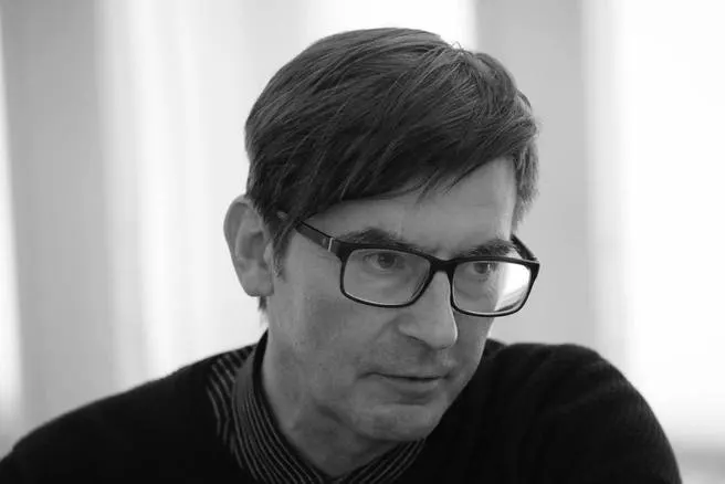 В Петербурге на 67‑м году жизни скончался журналист и телеведущий Сергей Шолохов. О смерти сообщил его пасынок; семья пообещала позже назвать дату и место прощания. Шолохов получил широкую известность благодаря собственной телепрограмме — один из её выпусков, с участием музыканта Сергея Курехина и шуткой «Ленин — гриб», стал узнаваемым телевизионным мемом.