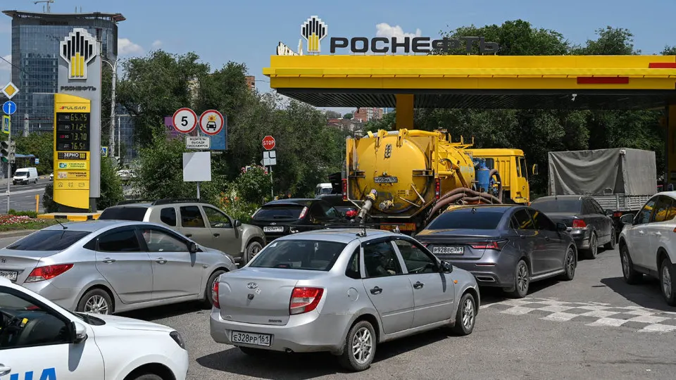 Для компенсации сокращения производства и резкого роста цен власти подготовили механизм импортного демпфера: импортеры дизельного топлива смогут получать бюджетные выплаты, компенсирующие разницу между иностранными и внутренними ценами.