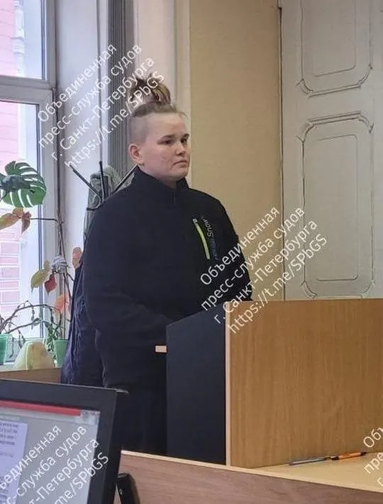 Правозащитники сообщают, что активистку выслали из Турции 4 июля. В России против неё расследуют дело о «дискредитации армии» после антивоенных надписей на Z‑баннерах.