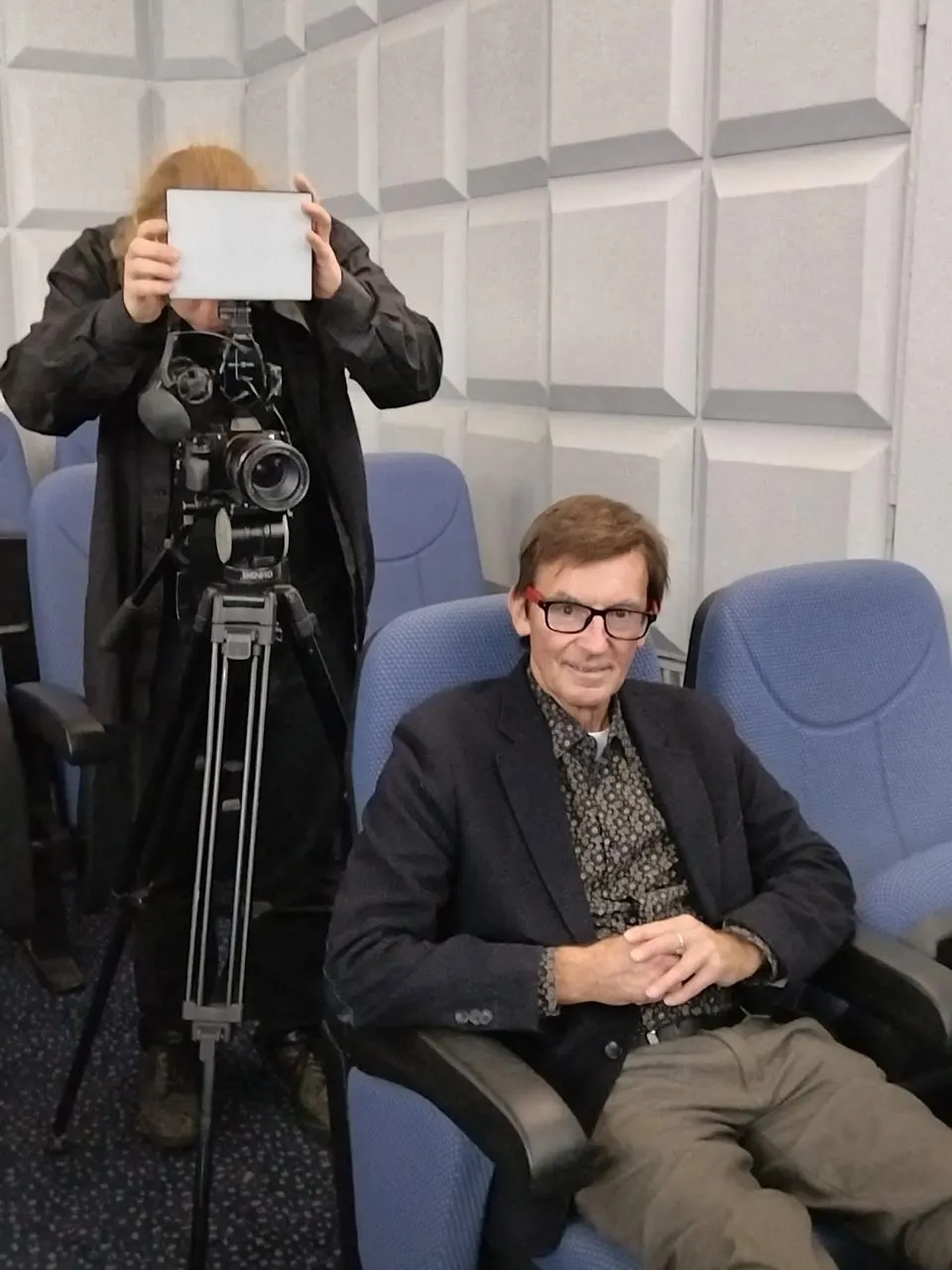 Пасынок сообщил о смерти журналиста в социальной сети; дата и место похорон будут объявлены позже. По словам близких, он долго болел. Шолохов прославился как автор и ведущий программ о кино и культуре.