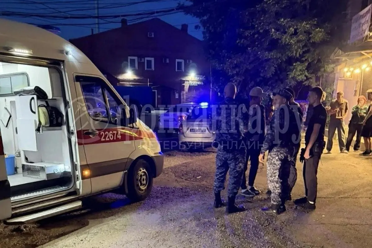 В баре на Лиговском произошёл конфликт: одного из посетителей ударили разбитым бокалом в шею. Подозреваемого задержали росгвардейцы, пострадавшего госпитализировали.