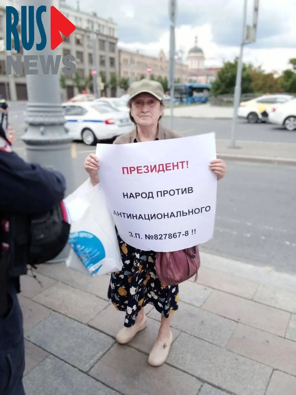 На Старой площади задержали градозащитницу Наталью Шамину, выступавшую в одиночном пикете против законопроекта, который передаёт регионам право исключать объекты культурного наследия из реестра.