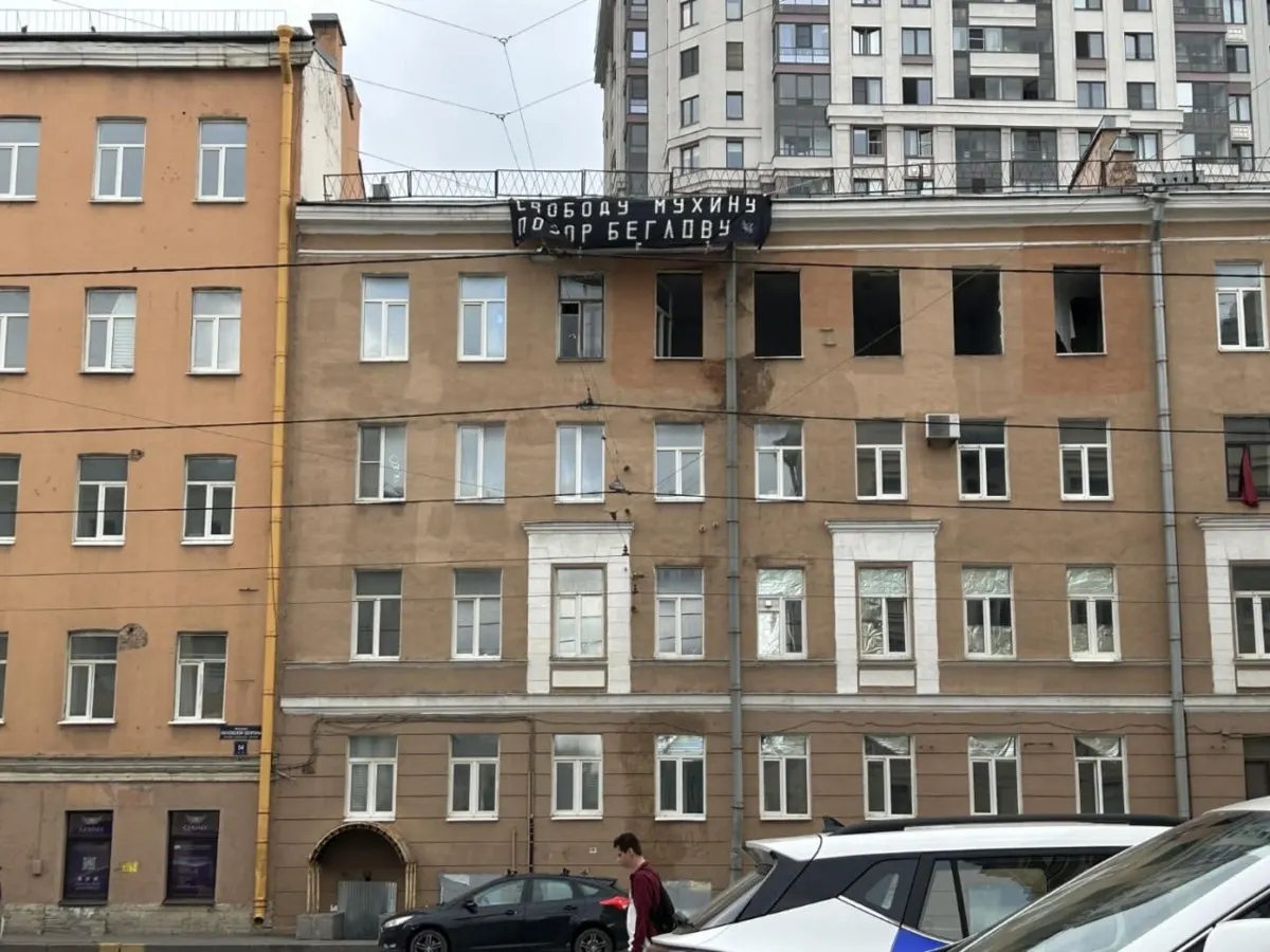 На проспекте Обуховской Обороны активисты разместили баннер «Свободу Мухину, позор Беглову». Ранее Мухина арестовали на 10 суток по статье о демонстрации «экстремистской» символики; дело рассматривали в Смольнинском районном суде.