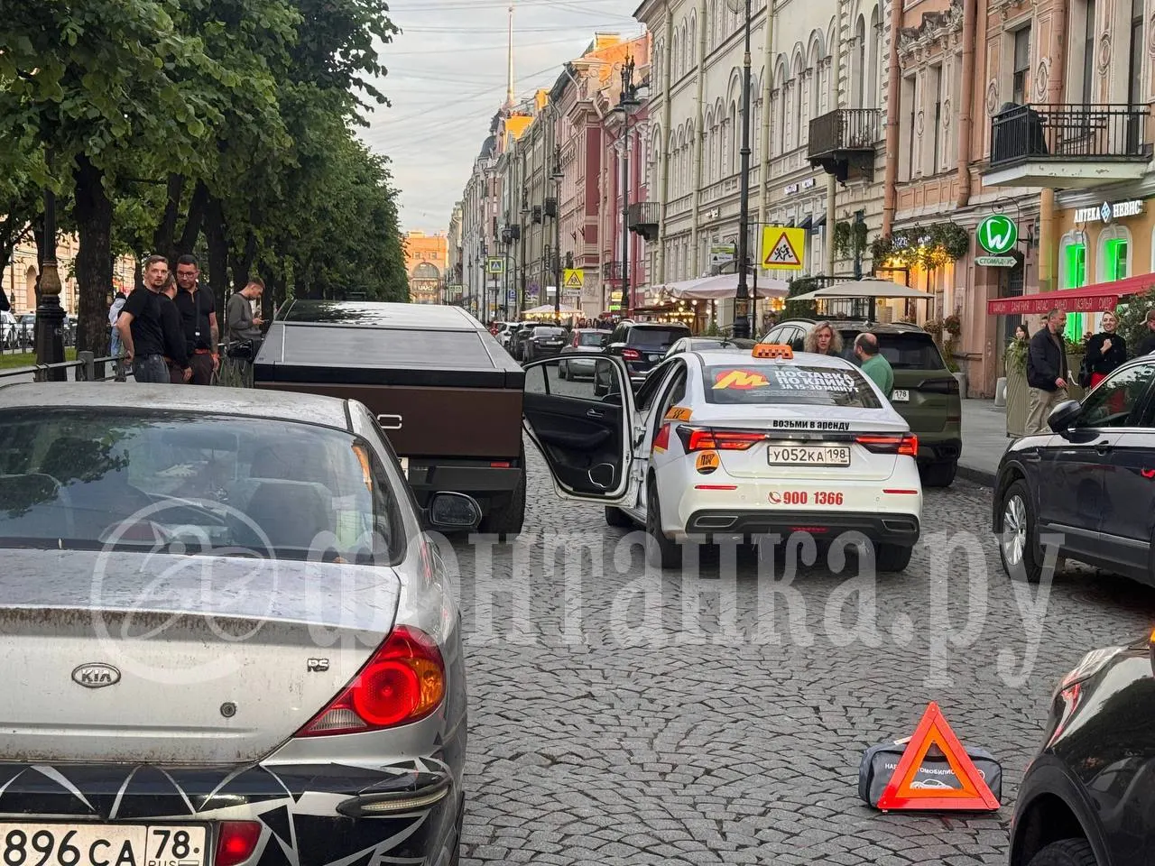 Электромобиль задел заднюю дверь такси на Большой Конюшенной; из-за инцидента временно затруднено движение.