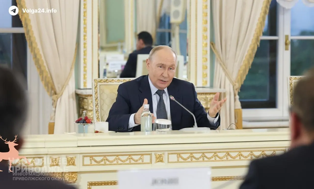 Президент заявил, что проблемы на внутреннем топливном рынке носят временный характер; ВВП России за пять месяцев вырос на 0,2%, в мае — на 0,3%.