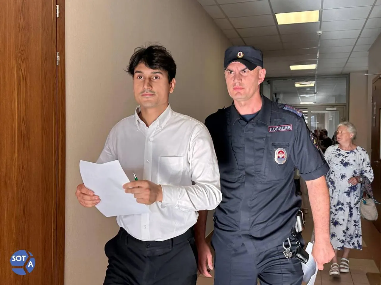 Городской суд Санкт-Петербурга отклонил апелляции и сохранил арест Ивана Апостолевского и Олега Мухина, задержанных на 10 суток за посты со ссылками в соцсетях; адвокат называет решение прецедентом, который может ограничить участие оппозиции в выборах.