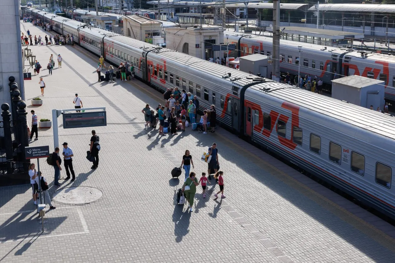 Жители Волгограда отмечают, что с 30 сентября 2026 года оформить билет на поезда до Москвы и Санкт‑Петербурга нельзя — система перево́дит пассажиров в лист ожидания.