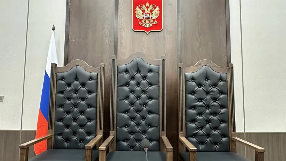 Правительственная комиссия одобрила инициативу Верховного суда о смягчении требований к образованию для ряда должностей в судах — от секретарей заседаний до ведущих специалистов. Авторы инициативы рассчитывают сократить кадровый дефицит, эксперты предупреждают о рисках и необходимости улучшения условий труда.