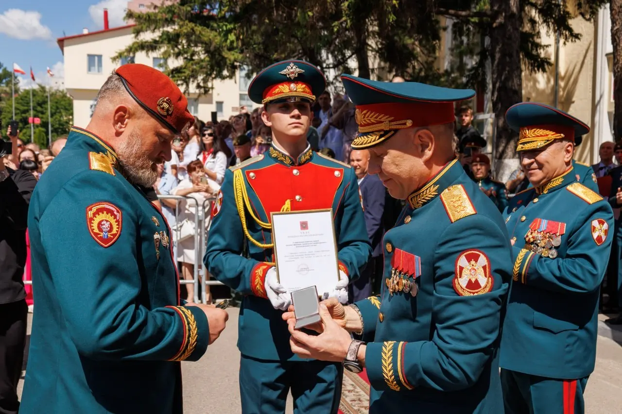 Начальнику Саратовского военного ордена Жукова Краснознаменного института войск Национальной гвардии РФ Александру Белоглазову присвоено воинское звание генерал-лейтенанта. Погоны вручил заместитель директора Федеральной службы войск национальной гвардии России Анатолий Маликов.