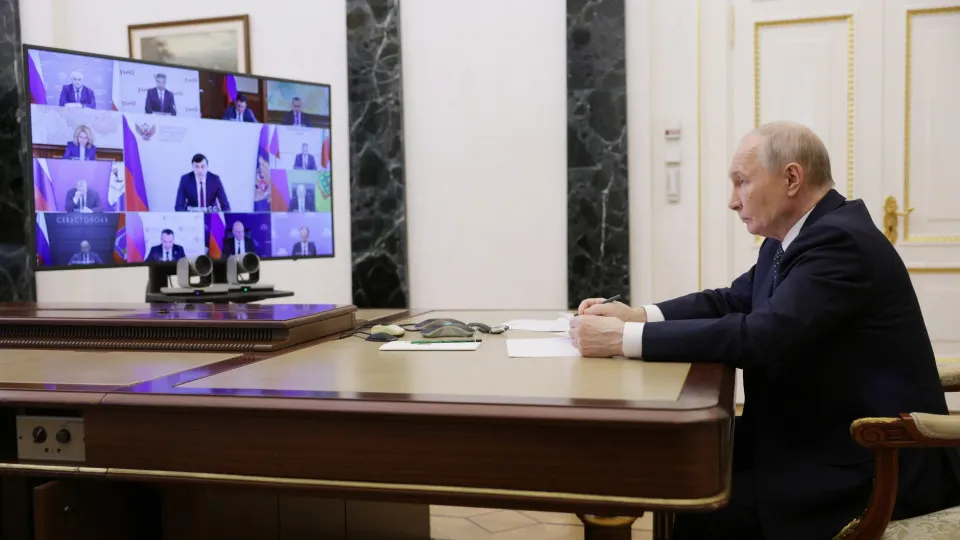 Владимир Путин одобрил предложение создать в России сеть небольших нефтеперерабатывающих заводов на фоне сокращения переработки нефти и перебоев с поставками топлива после ударов беспилотников.