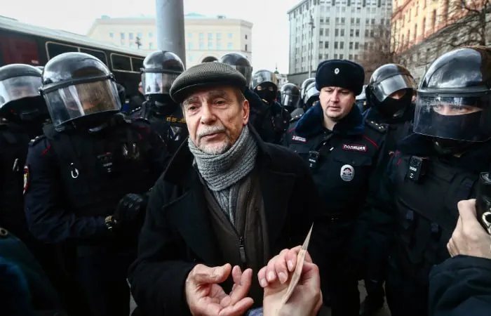 В Хорошёвском суде Москвы началось заочное рассмотрение дела в отношении 84‑летнего правозащитника: обвинение просит 6,5 года колонии и десять лет запрета на администрирование интернет‑сайтов.