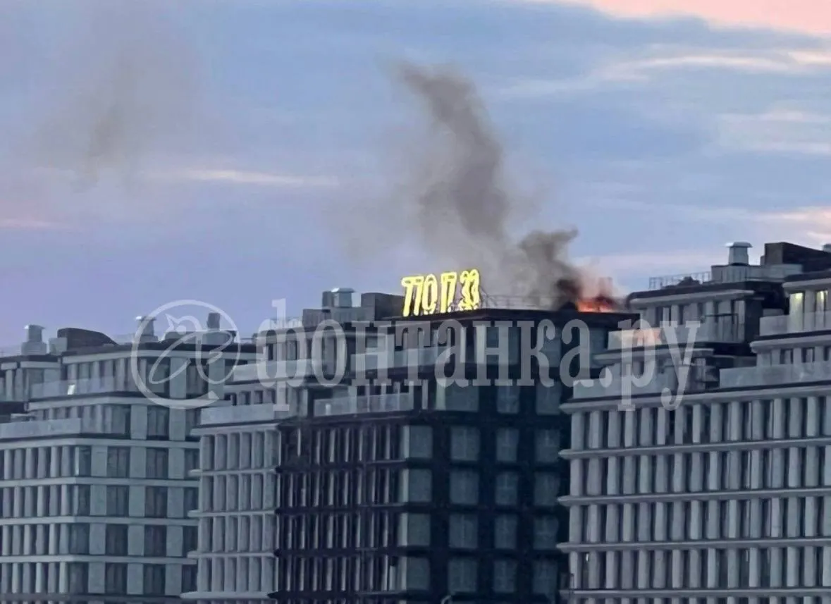 На Петровском острове в Санкт-Петербурге загорелась кровля строящегося здания площадью около 150 м². Пожар потушен, пострадавших нет.