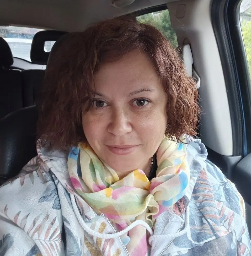 Петродворцовый районный суд Петербурга признал активистку Аллу Андрееву виновной по ст. 20.3.1 КоАП РФ и оштрафовал на 10 тысяч рублей. Поводом стала критика сноса здания бывшего НИИ бумажной промышленности и комментарии в соцсети.