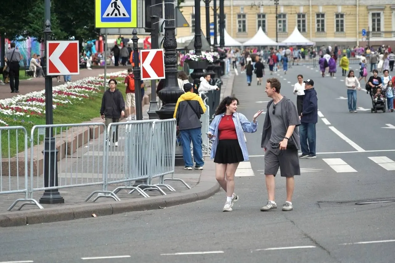 В центре Санкт‑Петербурга введены временные перекрытия дорог из‑за марафона «Белые ночи». Забег стартовал у «Газпром Арены», финиш — на Дворцовой площади; часть ограничений продлится до утра.