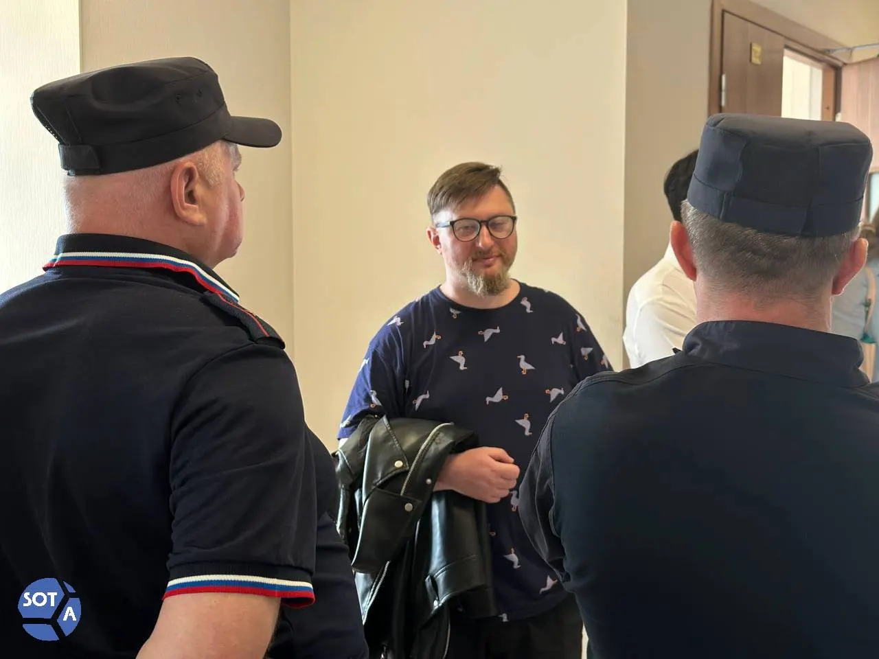Апелляцию на арест Мухина отклонили: ему назначены 10 суток по статье о демонстрации экстремистской символики из‑за ссылки 2020 года. Защита указывает на отсутствие умысла и на то, что публикация была сделана до признания Meta экстремистской организацией.