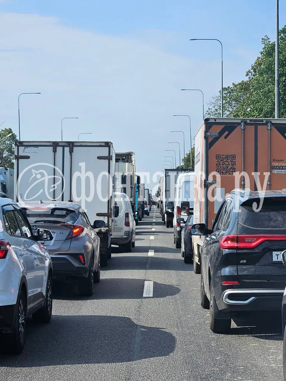 На Московском шоссе в Шушарах после аварии остановилось движение: перекрыты две полосы, образовалась пробка около пяти километров. Очевидцы сообщают, что в ДТП могли быть вовлечены такси и грузовой автомобиль.