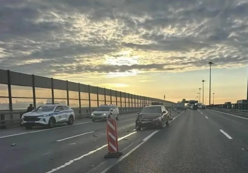 На КАД водитель Kia Ceed, по предварительным данным уснувшая за рулём, въехала в зону дорожных работ и сбила двух мужчин: один скончался в больнице, второй в тяжёлом состоянии; водитель задержана, возбуждено уголовное дело.