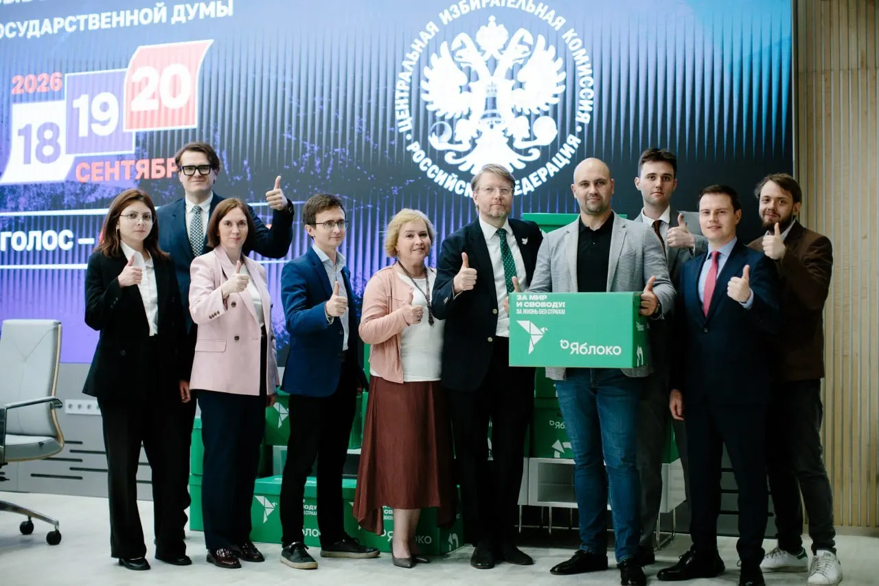 Центризбирком допустил федеральные списки «Яблока» и «Родины». В перечне кандидатов «Яблока» рекомендовано зарегистрировать 269 человек, у ряда кандидатов выявлены вопросы по гражданству и месту жительства. Жеребьёвка в СМИ запланирована на 5 августа.