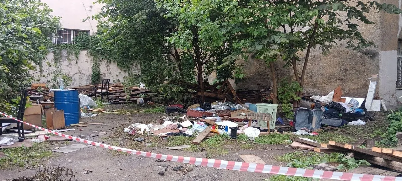 После сноса гаражного корпуса на Васильевском острове художница Марина Абаджева планирует устроить прощальную акцию и открыть передвижную галерею «Ах в кустах!»