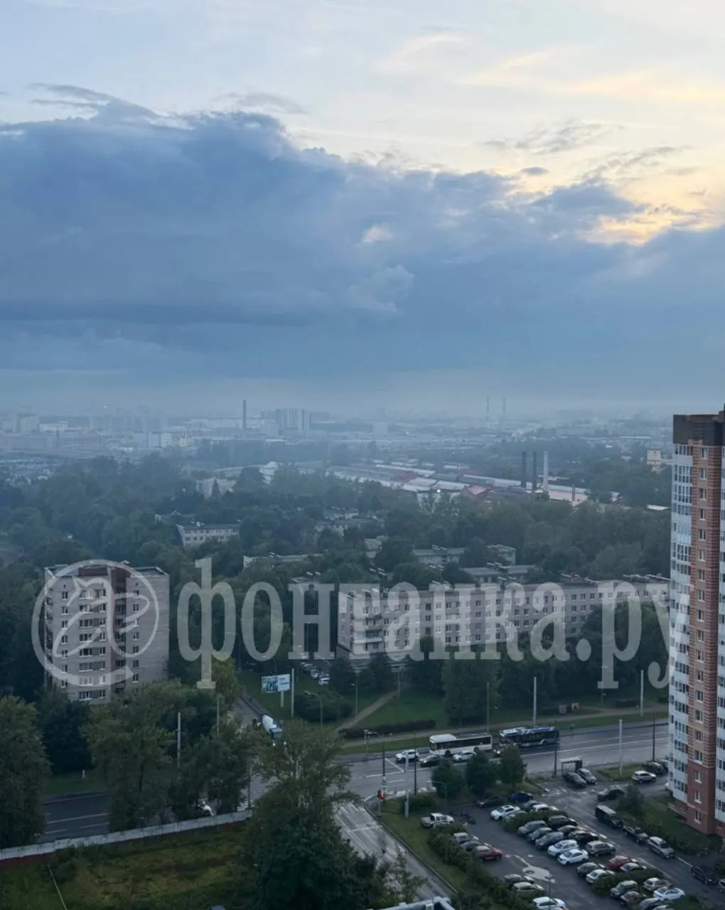 Жители Невского, Фрунзенского и Московского районов сообщают о запахе гари и дымке в небе; запрос направлен в Комитет по природопользованию.