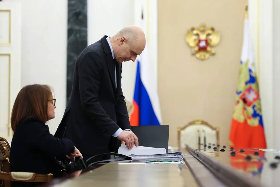 Упрощённые полномочия Минфина позволят оперативно закрывать кассовые разрывы, но ослабят прозрачность бюджета, усилят долговую нагрузку и вынудят Центробанк держать ставку выше — подрывая инвестиционный климат и устойчивость экономики.