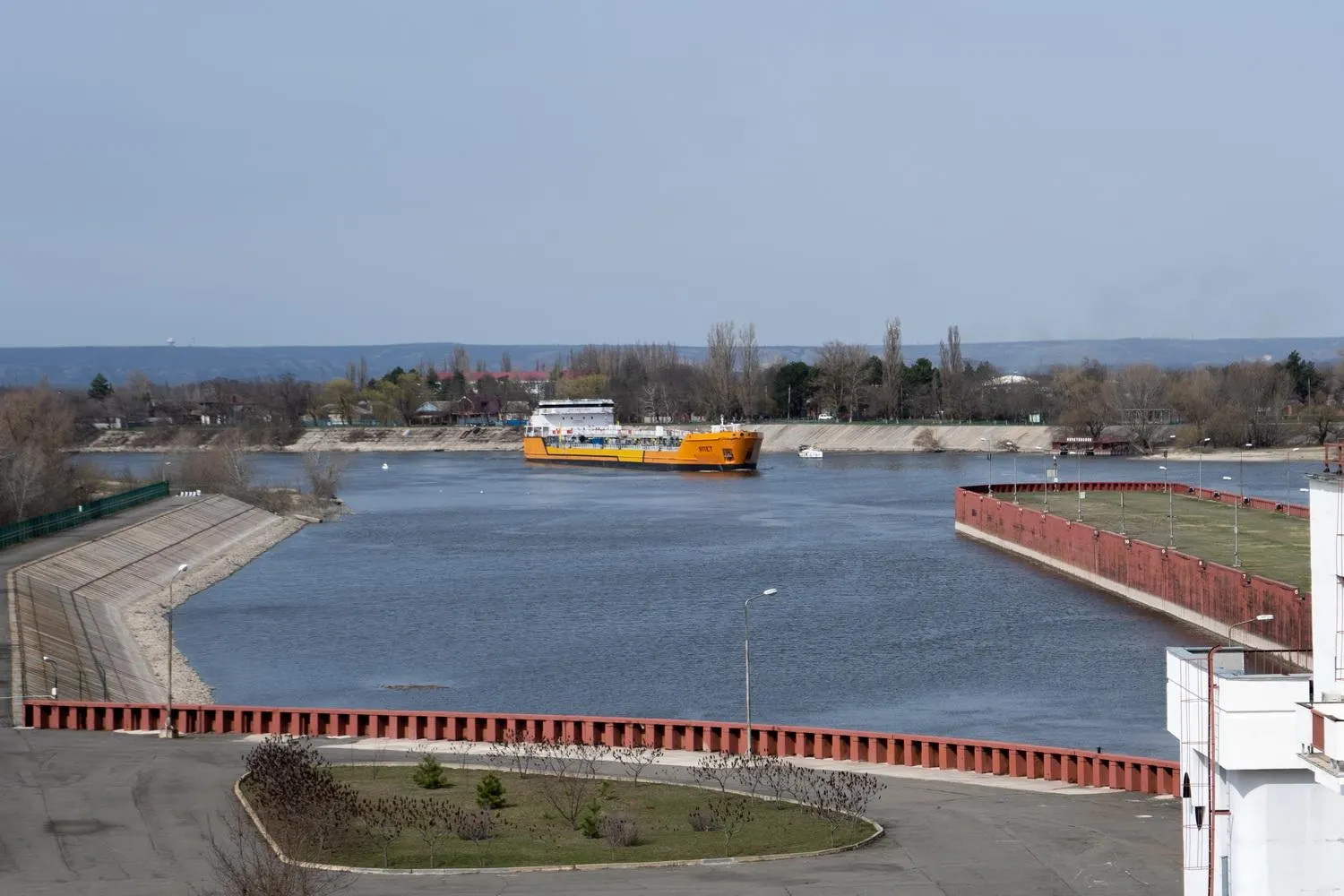 Из‑за ударов беспилотников в Азовском море Россия временно остановила движение по Азово‑Донскому каналу — это может затронуть значительную долю экспорта пшеницы и осложнить поставки топлива в Крым.