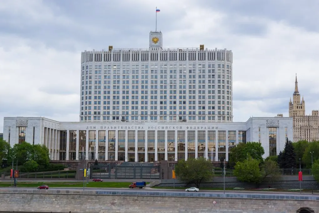 Правительство внесло в Госдуму законопроект, который позволяет Минобороны в период мобилизации и военного времени заключать контракты с людьми, осужденными или обвиняемыми по ряду статей УК. Одновременно сохранятся запреты для обвиняемых и осужденных по тяжким и государственным преступлениям.