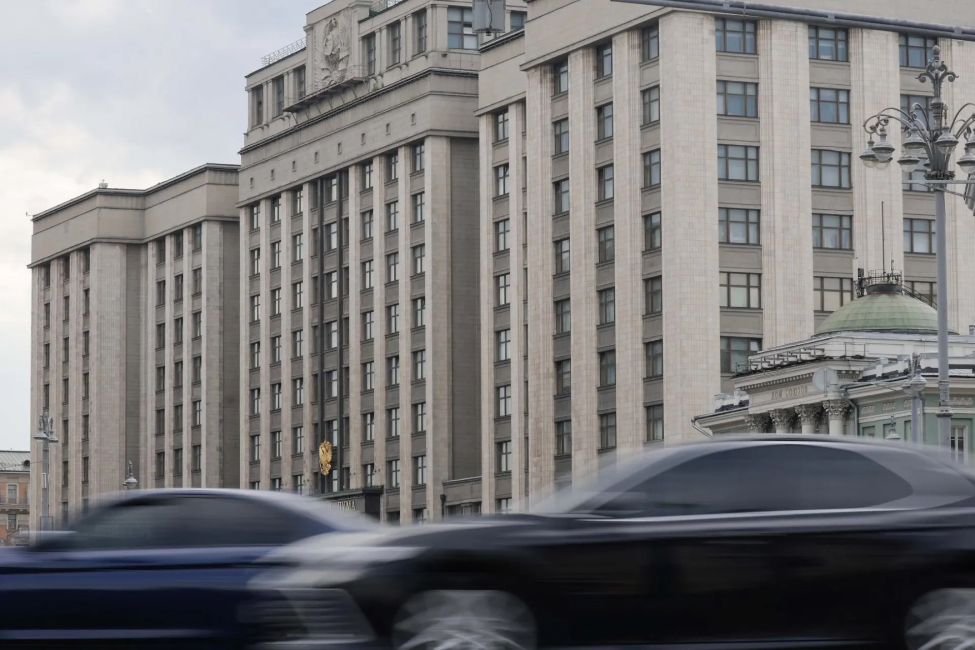 Депутаты приняли законопроект, вводящий запреты и блокировки имущества для граждан, осуждённых или привлечённых по ряду статей, связанных с угрозой безопасности РФ; ранее также принят закон об аресте имущества у уехавших за границу, который начнёт действовать с 1 сентября 2026 года.