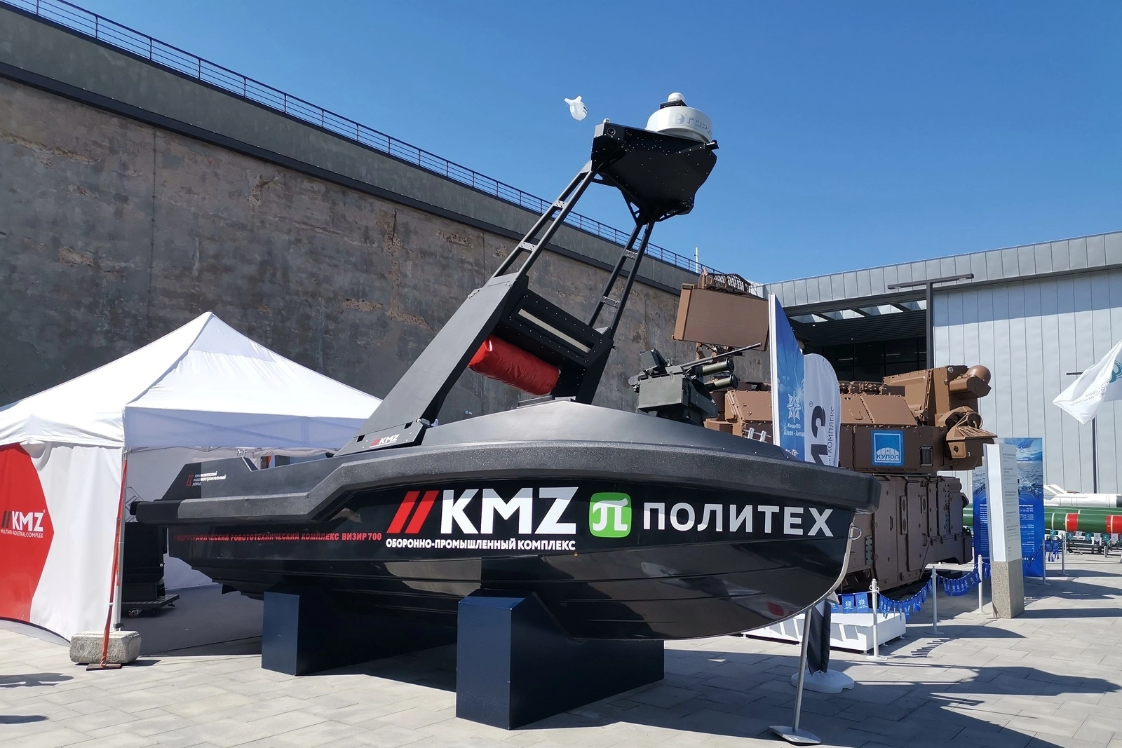 Обзор развития отечественной программы безэкипажных катеров: когда появились первые образцы, какие модели демонстрировались и почему их применение пока ограничено.