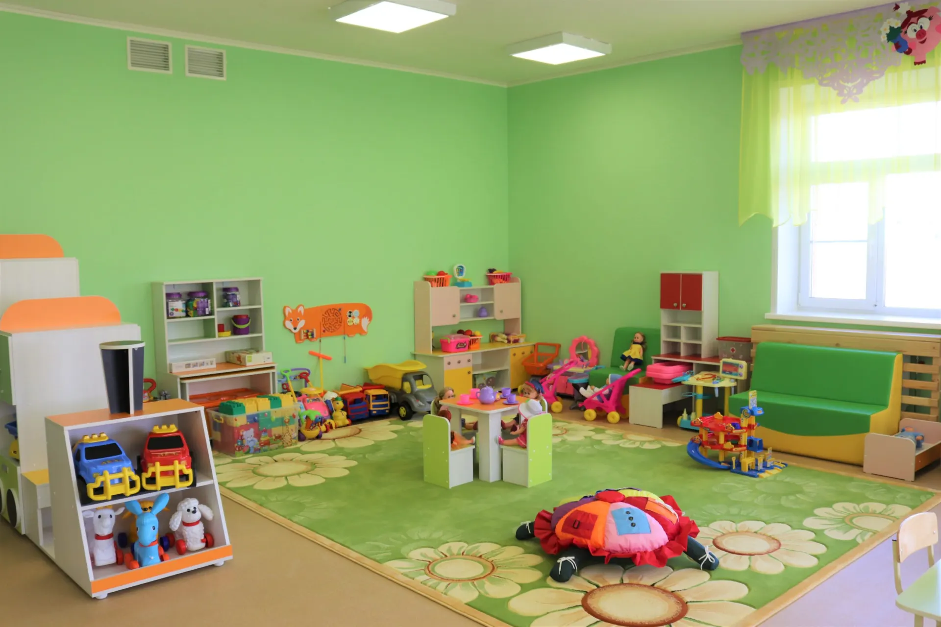 По данным Росстата, в 2025 году количество воспитанников детских садов снизилось до примерно 6,09 млн, а число воспитателей упало до 483,3 тыс.; в ряде регионов наблюдается дефицит мест.