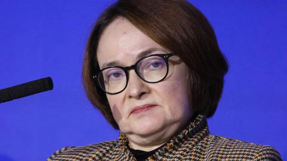 Из‑за ускорения инфляции и дефицита топлива банки на межбанковском рынке уже учитывают вероятность повышения ключевой ставки ЦБ: краткосрочные и среднесрочные ставки торгуются выше «ключа», а риски разворота монетарной политики растут.
