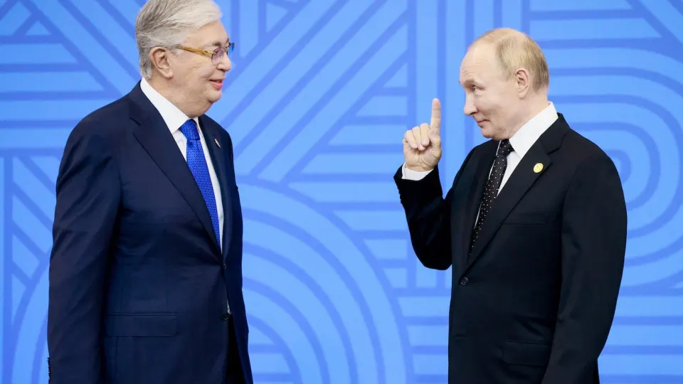 По данным отраслевых источников, Казахстан в рамках гуманитарной помощи готов поставить в РФ бензин Аи‑92 и Аи‑95 общим объёмом около 50 тыс. тонн; обсуждаются логистика и санкционные риски.