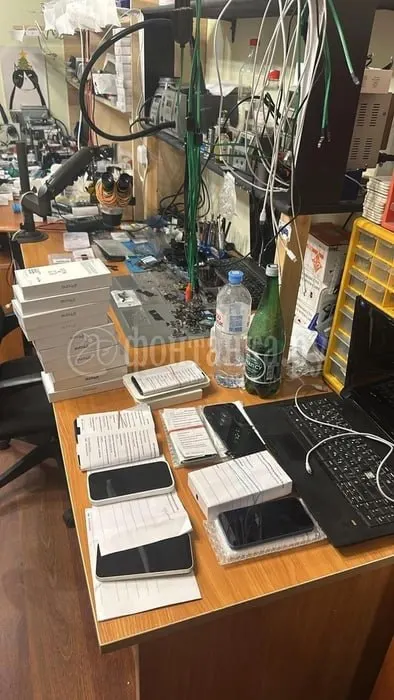 В ходе обыска обнаружена тайная комната, изъято более 350 телефонов и документы; возбуждёно уголовное дело о мошенничестве; задержаны трое мужчин.