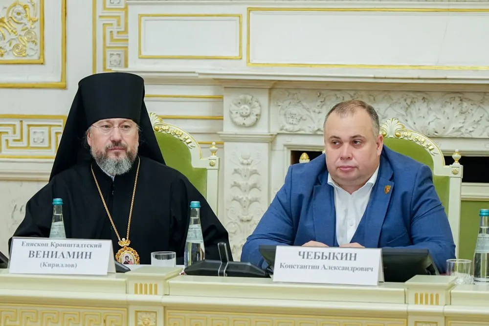 Обсуждались правовые и моральные вопросы абортов, отношение к войне, а также роль женщины в науке и семье; важную часть заняло образование как основа единства общества.