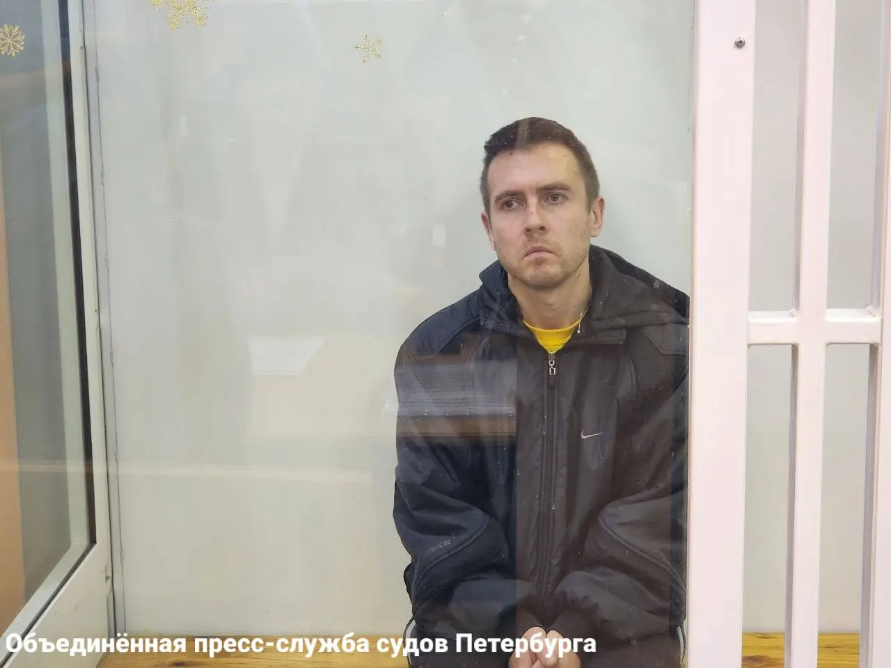 Следствие настаивает на заключении обвиняемого под стражу по делу о двойном убийстве и покушении; потерпевшая описала жестокие характеристики обвиняемого и насилие.