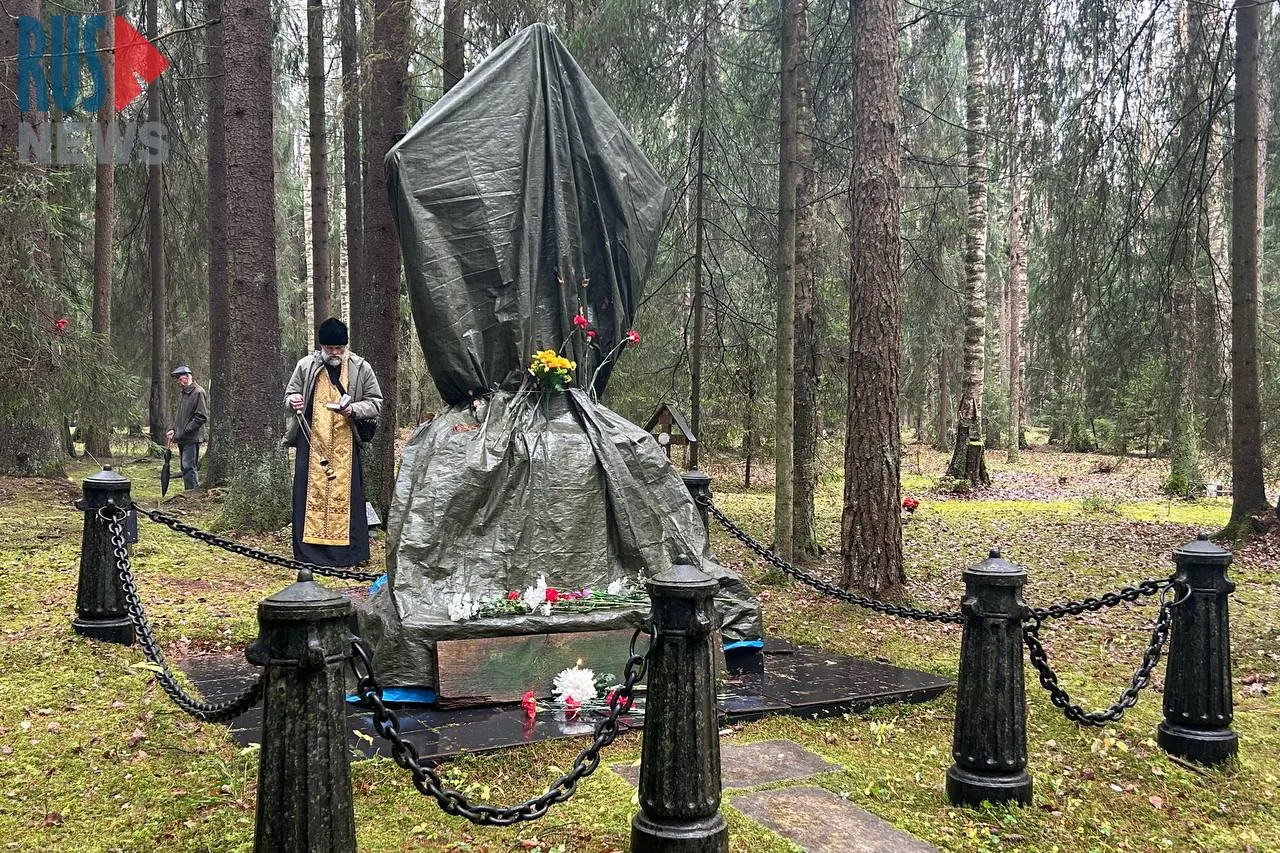 В память о репрессиях советской эпохи в Санкт-Петербурге прошла поминовительная церемония на Левашовской пустоши с крестным ходом и возложением цветов.