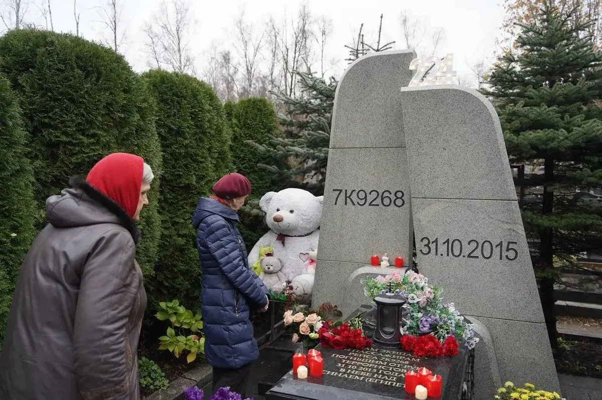 В Петербурге возложили цветы у мемориала и вспоминают пассажиров и членов экипажа, погибших в 2015 году после взрыва над Синайским полуостровом.