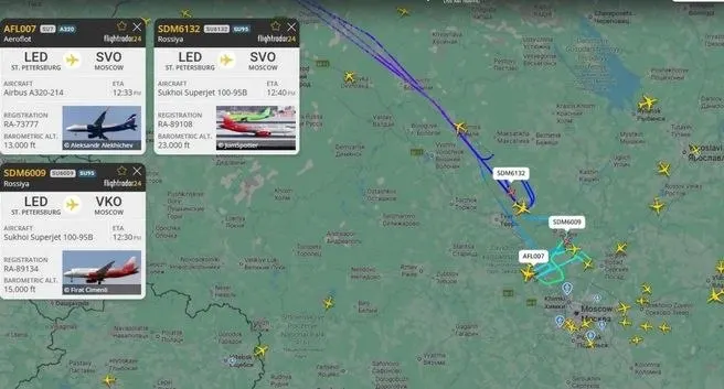Три самолета из Петербурга кружат над Москвой в ожидании посадки; власти вводят ограничения в Шереметьево и Внуково, а затем и в Домодедово. Некоторые рейсы отменены, часть отправлена на запасные аэродромы.
