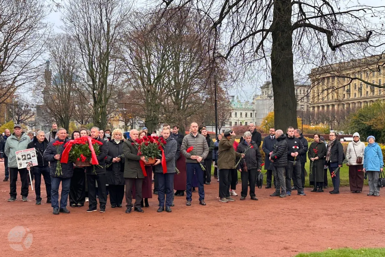 В Санкт-Петербурге прошла согласованная памятная акция у Соловецкого камня, посвящённая жертвам репрессий, с возложением венков и чтением стихов.